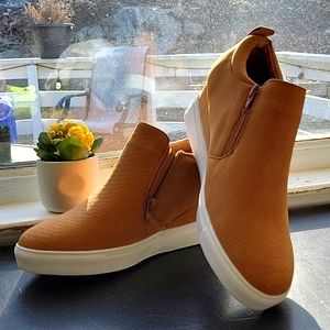 Tan Tinstree size 10 platform wedge sneaker